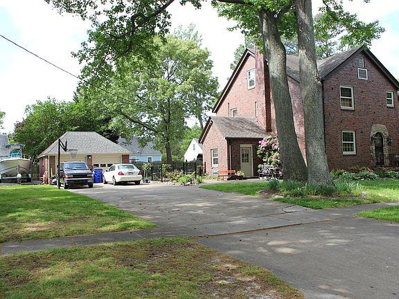 4th image of 151 E Evans St
