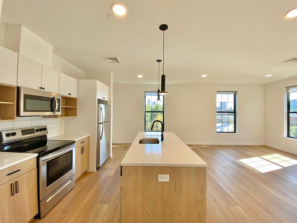 1st image of 104 Howe St #603