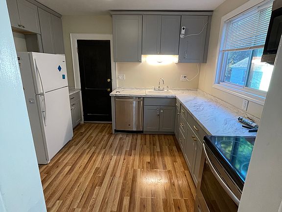 4th image of 21 Winnett St #1