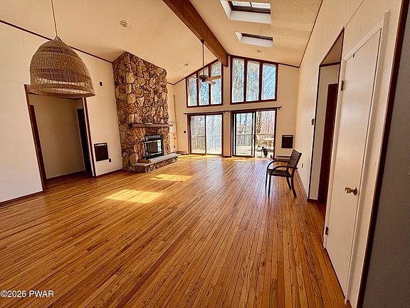 4th image of 213 Hillside Dr