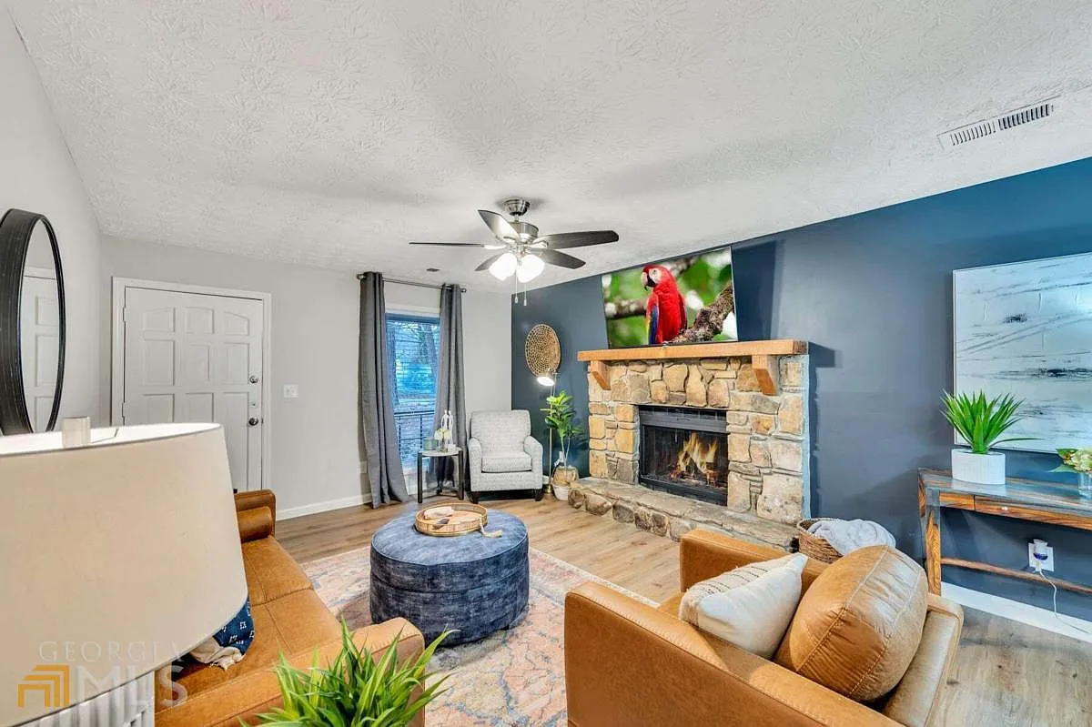 3 bed, 2.0 bath, 100 sqft, $3,600 — Photo 4