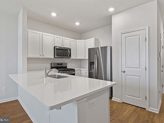 4th image of 37 Arlotta St #37