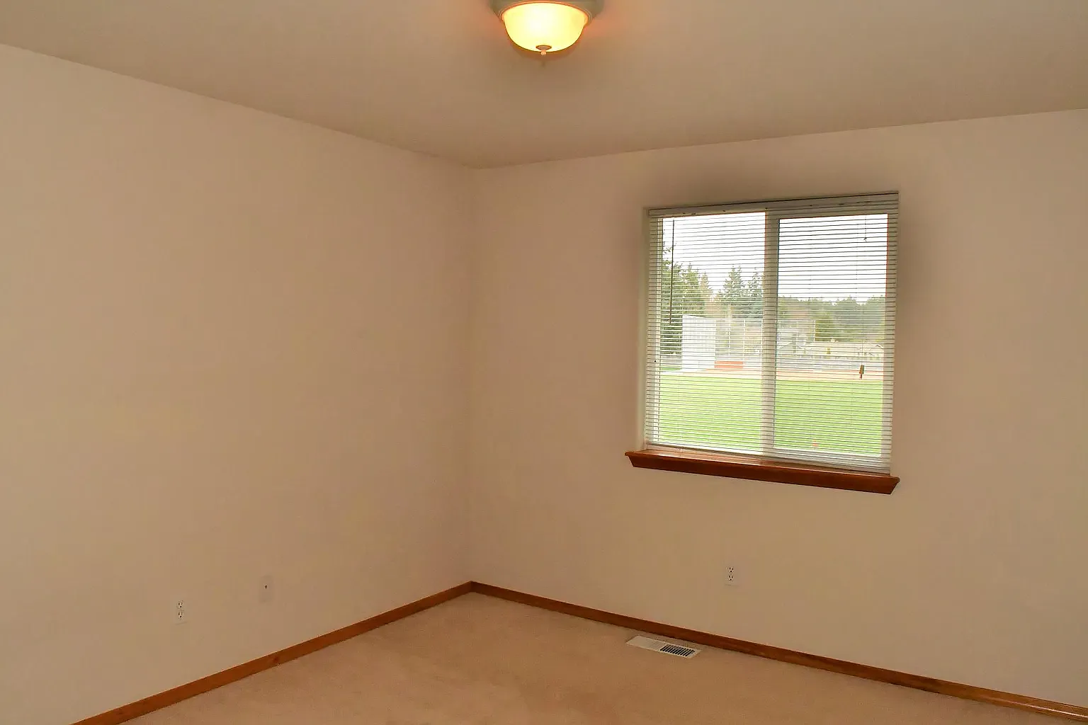 4819 Siskiyou Loop SE — Photo 4