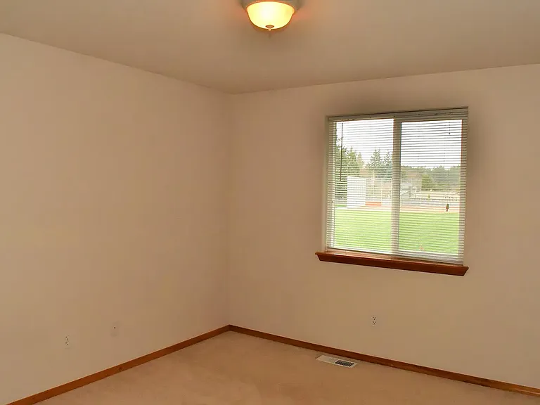 4819 Siskiyou Loop SE — Photo 4