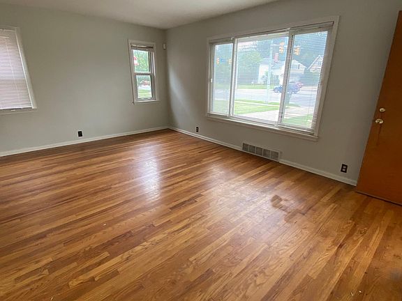 5th image of 20531 Lake Shore Blvd Unit 1