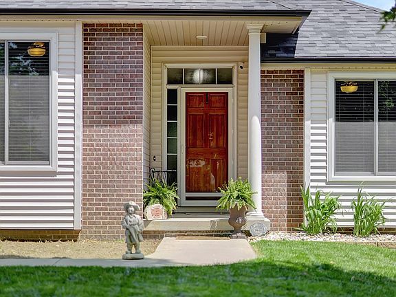 3rd image of 924 Palora Cir