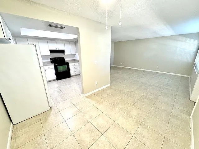 Devon Manor Apartments — Photo 15