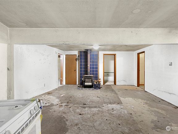 4th image of 4049 Rainwood Drive NW
