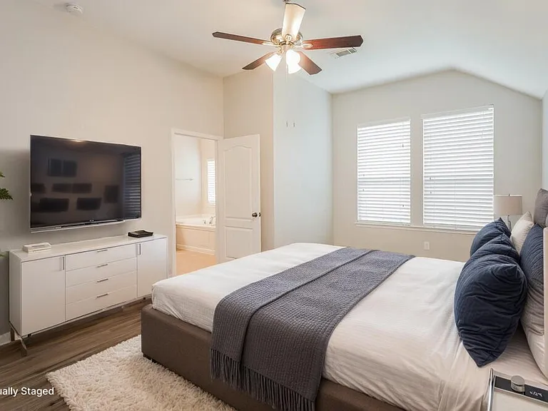 8011 Thorncroft Manor Ln — Photo 11