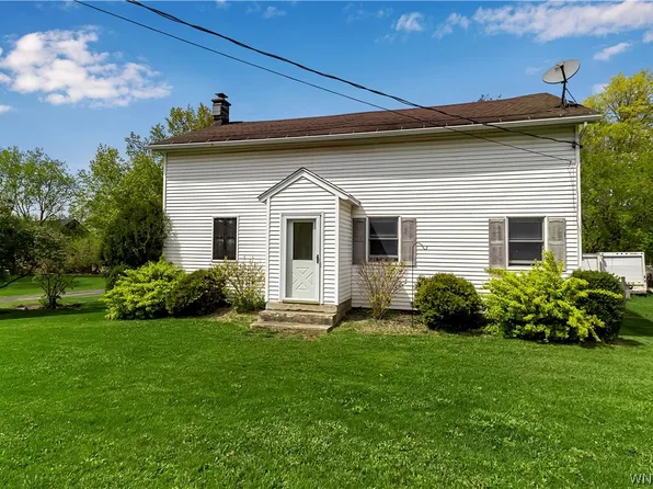 9331 Ridge Rd, Middleport, NY 14105