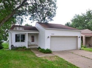8002 N Walnut Creek Dr, Urbandale, IA 50322