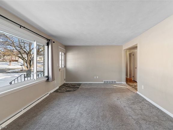 5th image of 136 S Metzger Ave