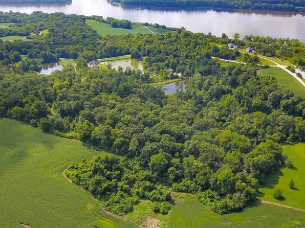 315 Deer Trail Rd, Golden Eagle, IL 62036