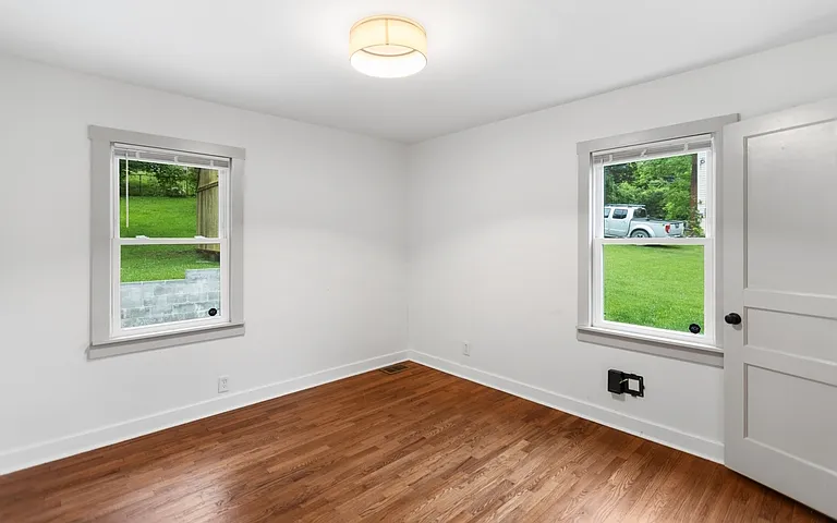 2123 Fenwood Dr — Photo 3