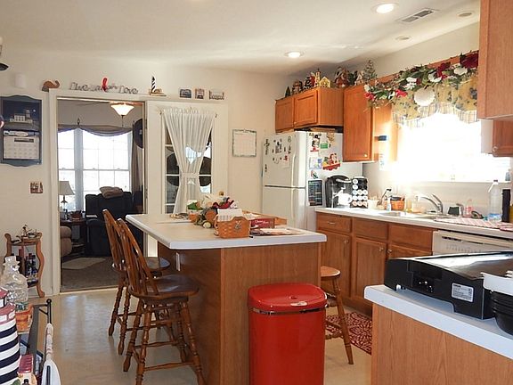 4th image of 401 Hickory Grove Cir