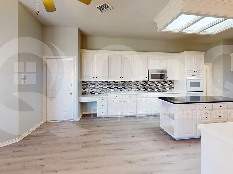 4513 Saint James Dr — Photo 10