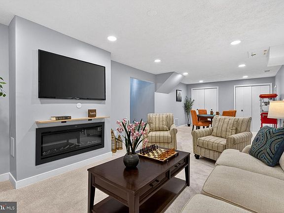 3rd image of 8532 Lakinhurst Ln