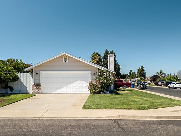 3rd image of Fallbrook Pl