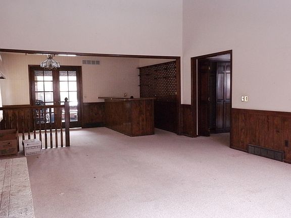 Family Room w/ Wet Bar