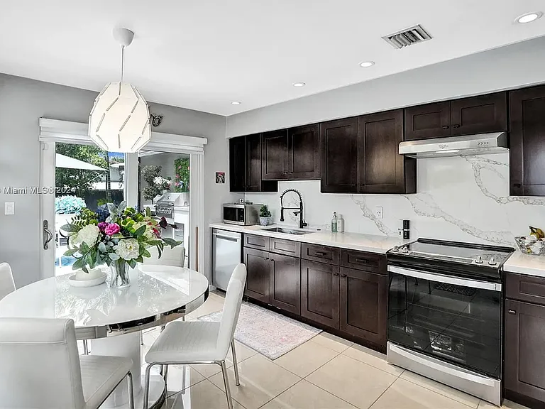 1001 NE 17th Ct — Photo 7