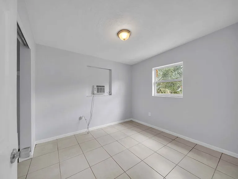 1527 Gardenia Ave — Photo 13