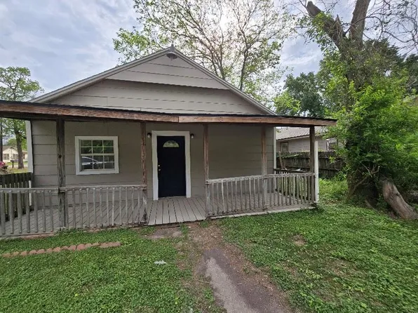 208 S 6th St, Highlands, TX 77562