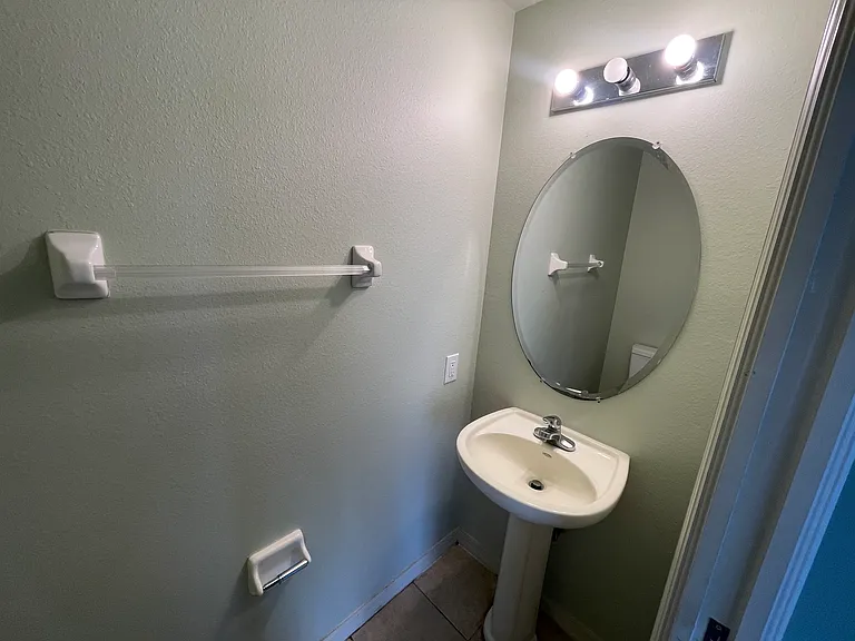 1637 NW 6th Pl — Photo 36