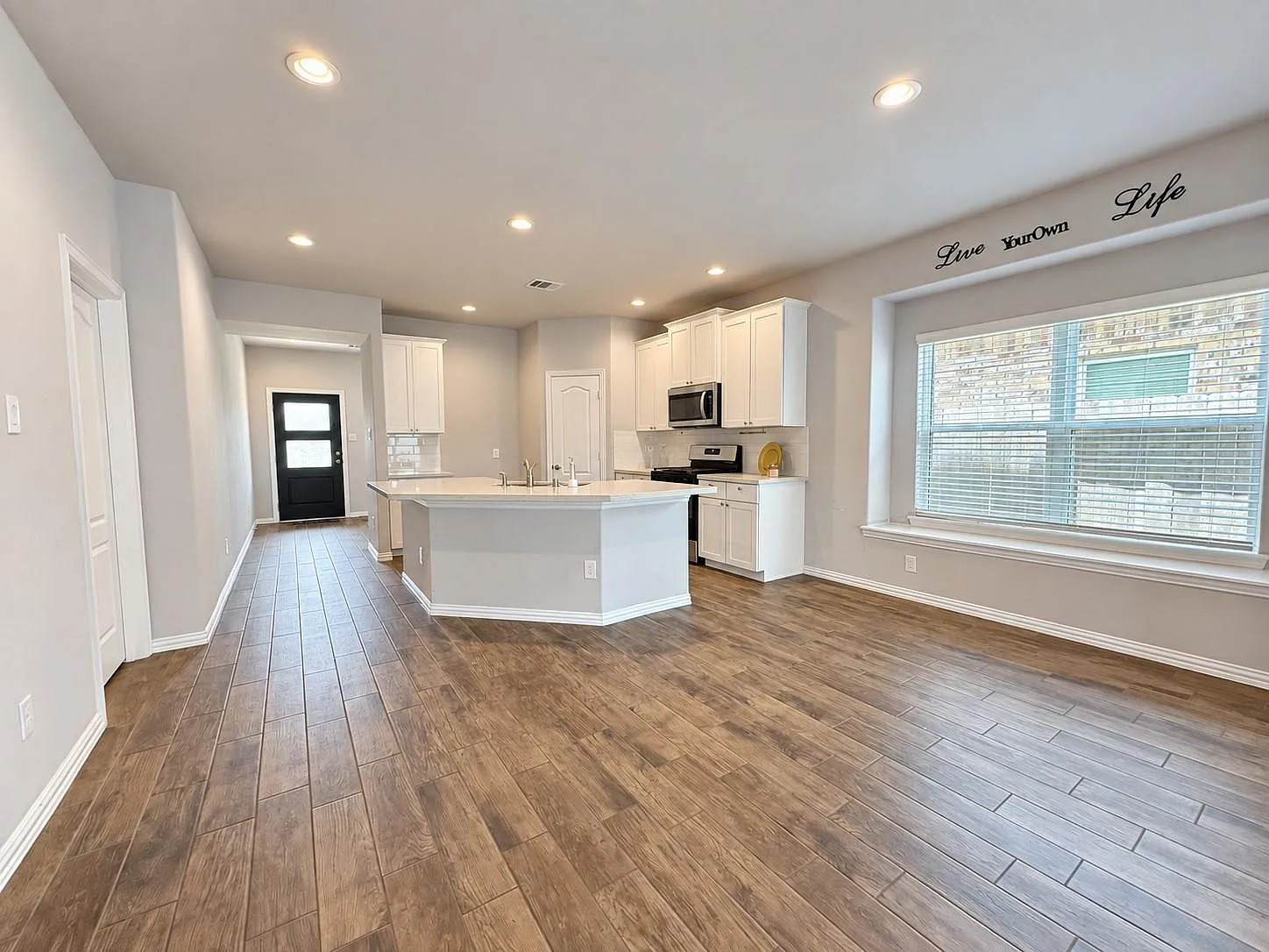 4 bed, 2.5 bath, 2267 sqft, $2,100 — Photo 2