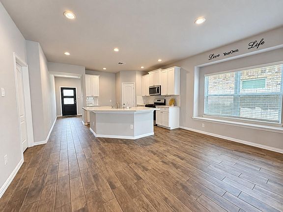 2nd image of 140 Kelly St