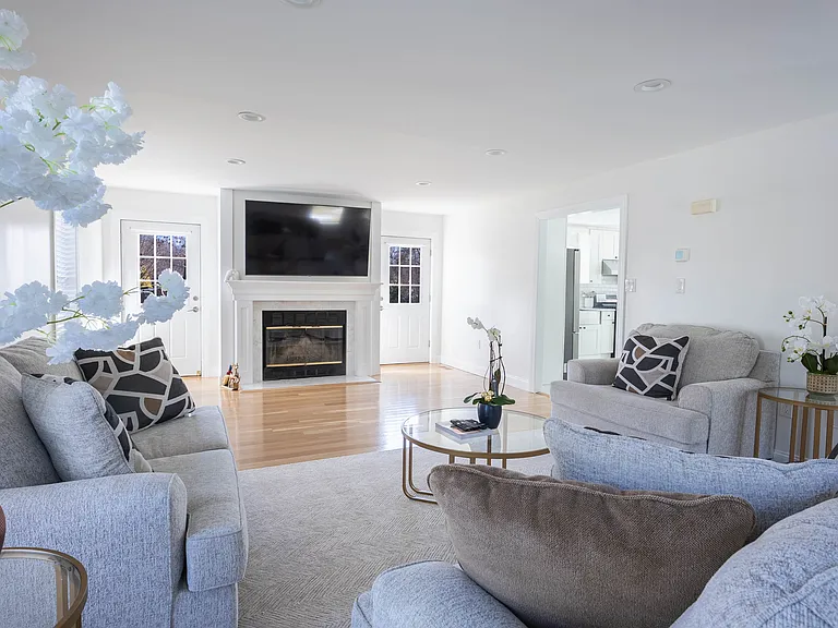 16 Hollyoak Ave — Photo 5