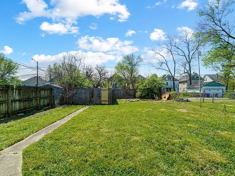 147 Whitethorne Ave — Photo 32