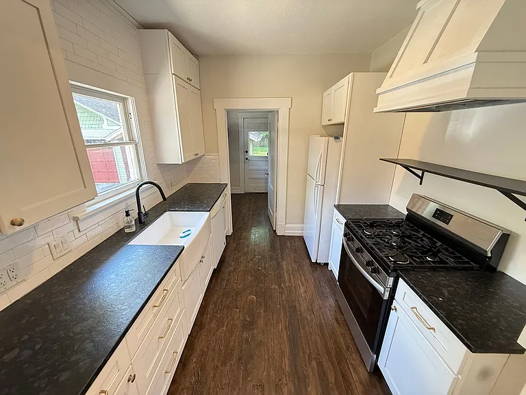 1038 S Fremont Ave — Photo 16