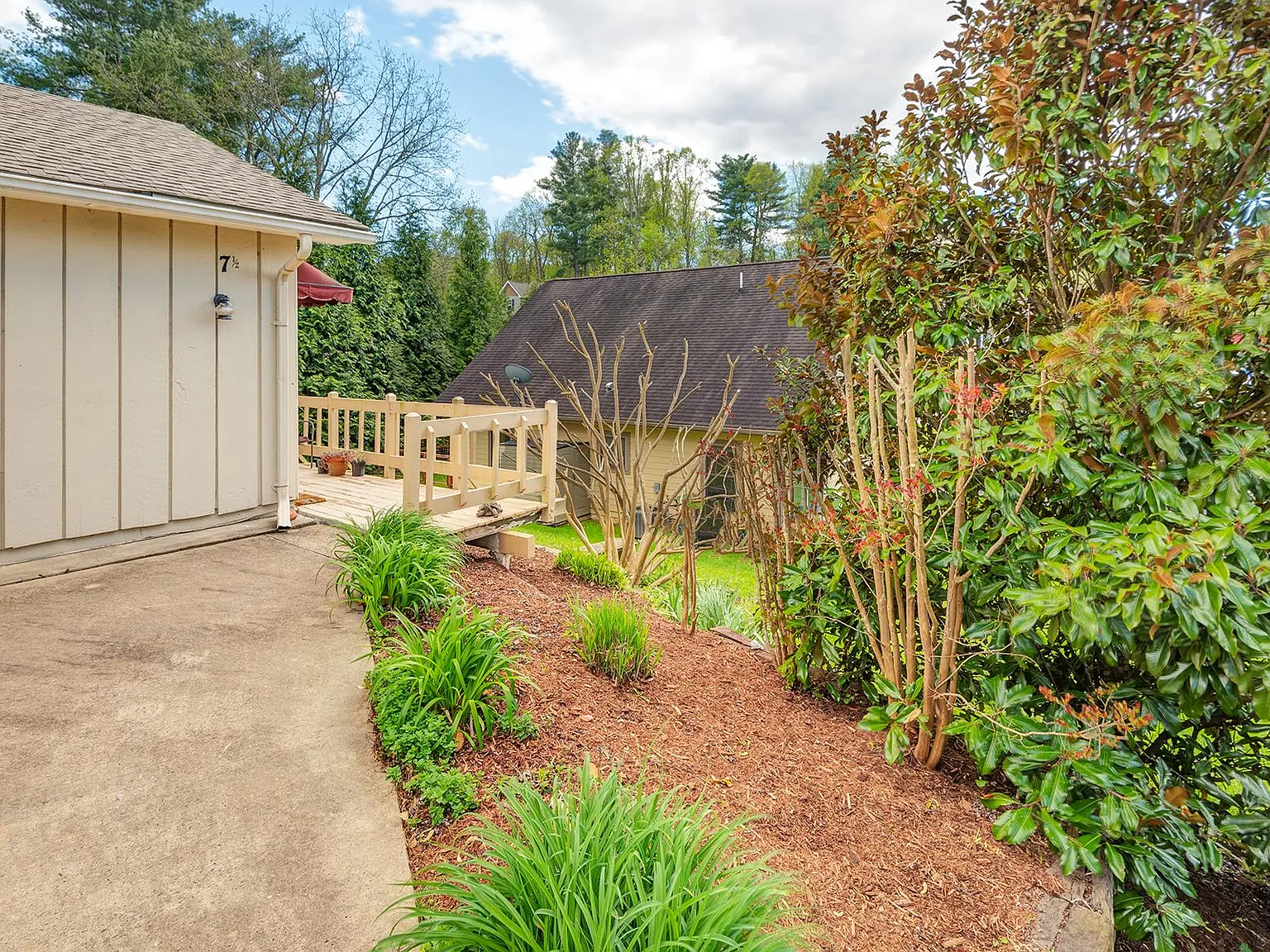 7 W Raleigh Rd — Photo 3