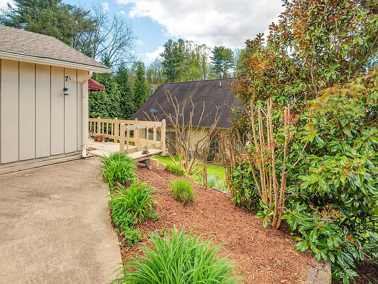 7 W Raleigh Rd #B — Photo 3