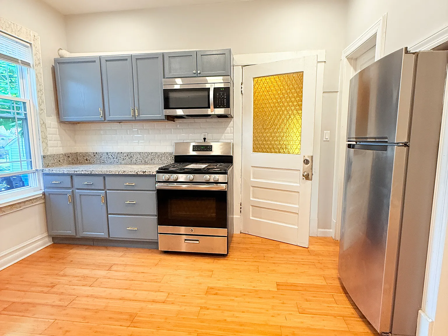 2 bed, 1200 sqft, $3,500 — Photo 3