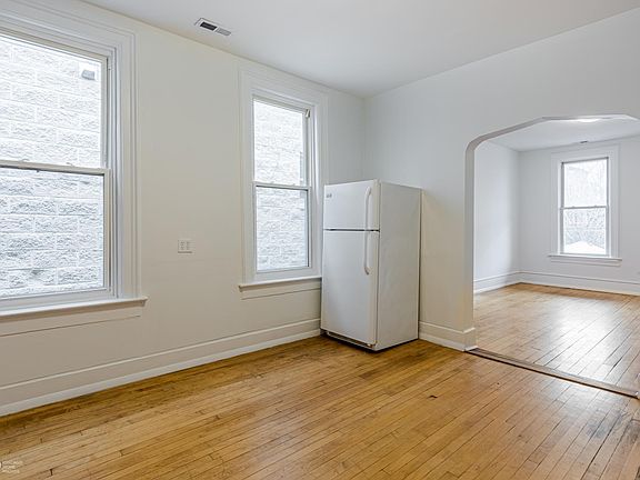 5th image of 1066 N Marshfield Ave APT 2R