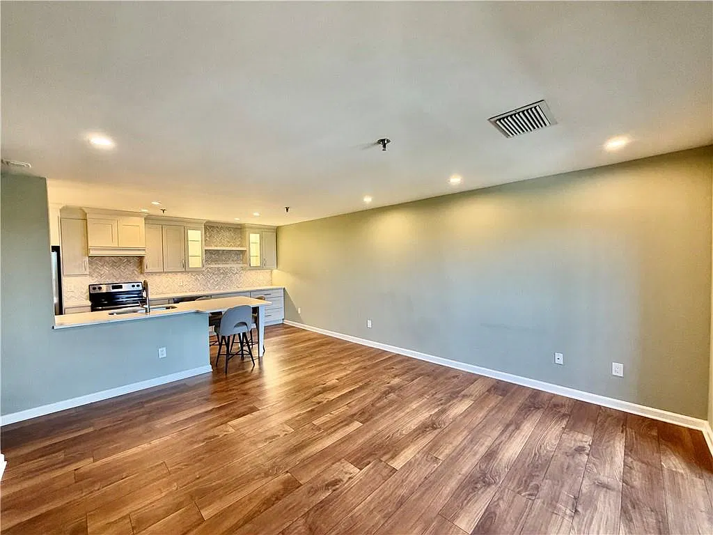 300 Johnson Ferry Rd — Photo 2