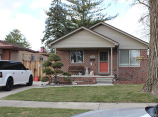 21765 Downing St, Saint Clair Shores, MI 48080