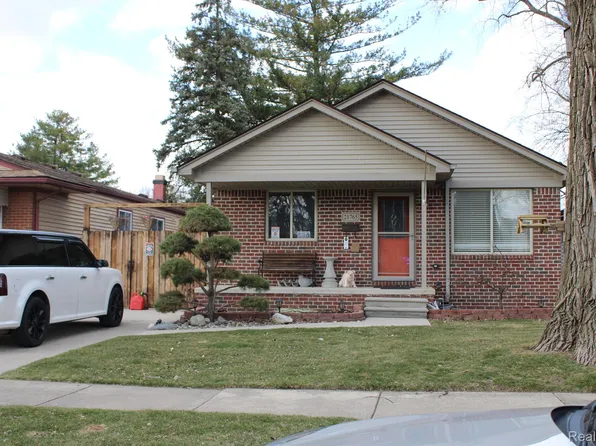 21765 Downing St, Saint Clair Shores, MI 48080