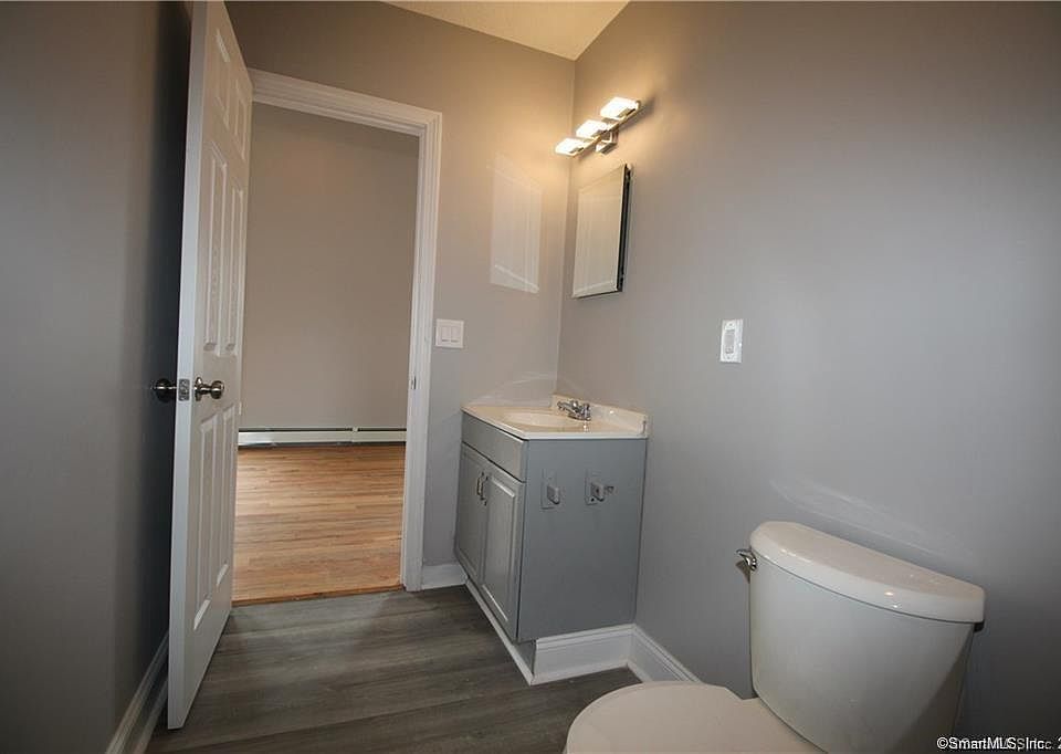 135139 Chestnut St Norwich CT Zillow Apartments for Rent in Norwich