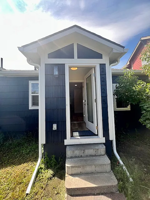 Covered front entry - 2225 Mount Ave