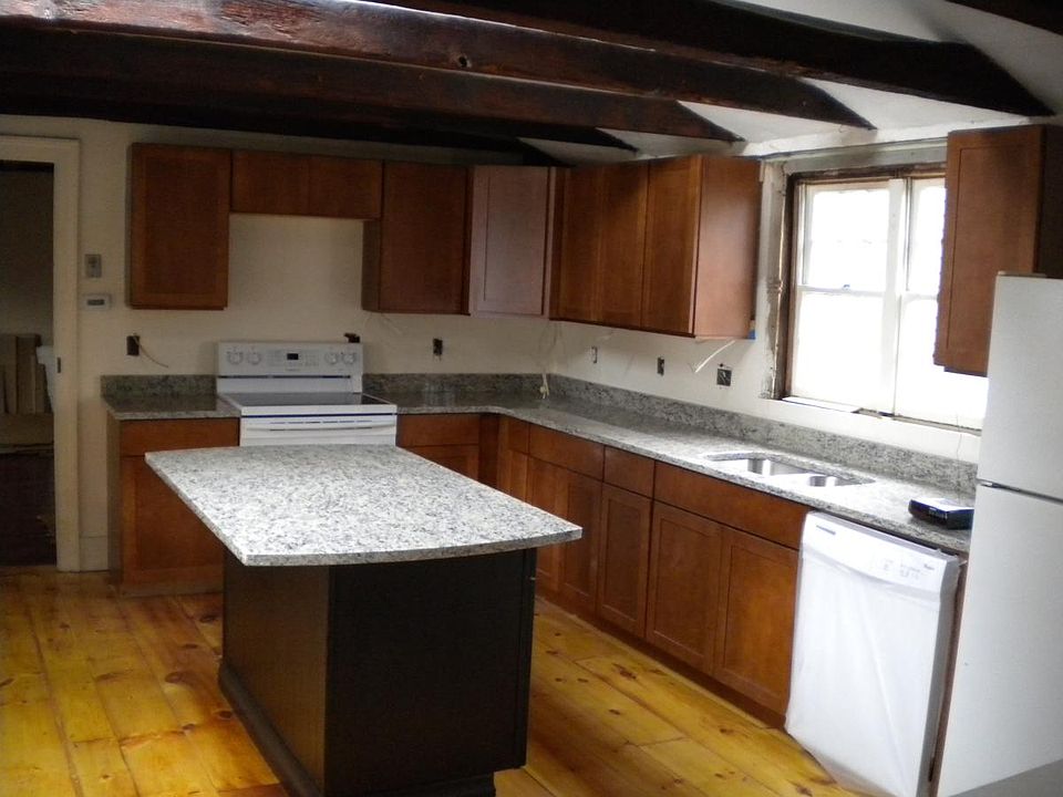 2nd image of 105 Daniel St