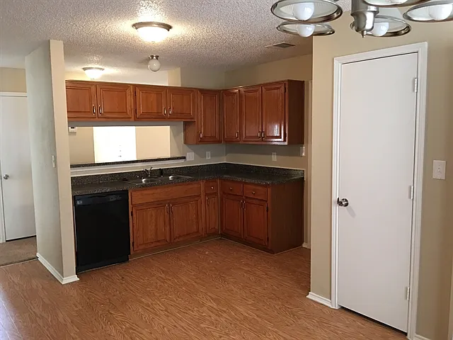 4 bed, 2.5 bath, 2130 sqft, $2,375 — Photo 2