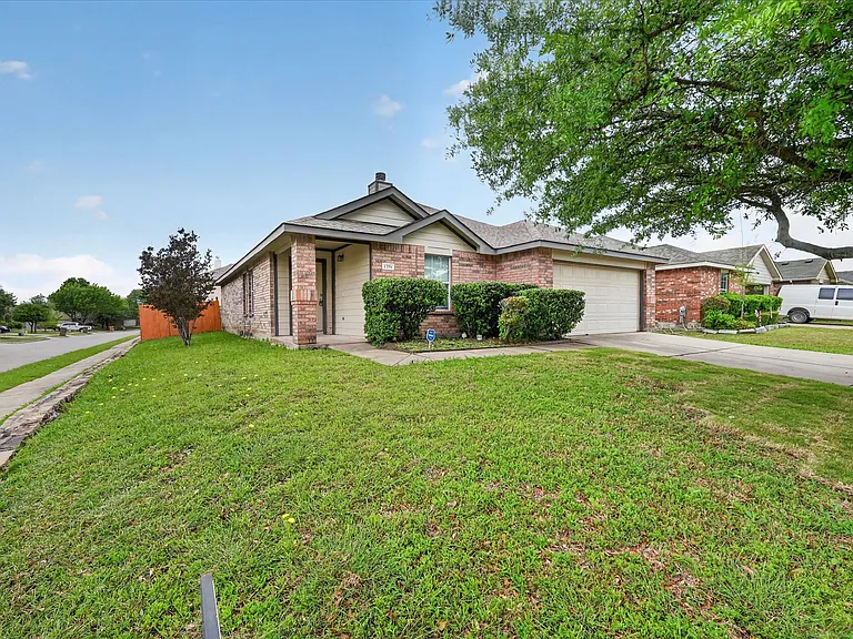 1201 Lambert Dr — Photo 3