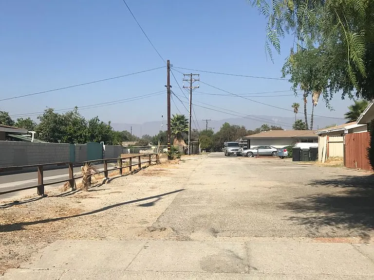 25380 Park Ave — Photo 23