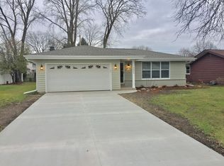 5642 Carriage Hills Dr, Racine, WI 53406