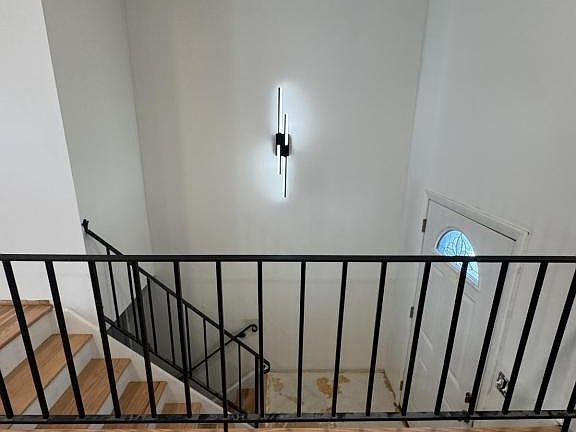 5th image of 111 Treeview Dr
