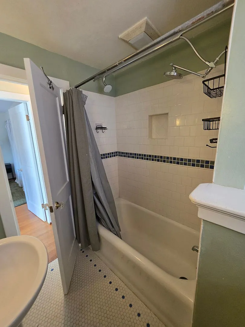 Cute Spanish Style Bungalow Close to Shopping and the Light Rail — Photo 4