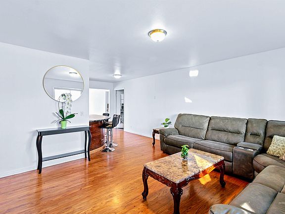3rd image of 106 Maplewood Cir