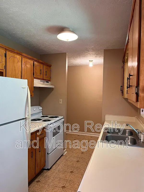 3 bed, 1.0 bath, 1000 sqft, $1,050 — Photo 4